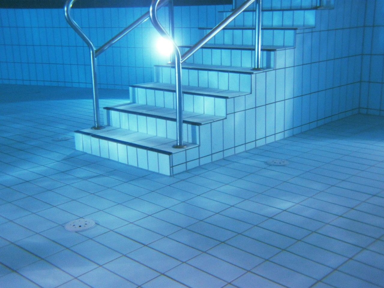 jakie jest zastosowanie balustrad ze stali nierdzewnej w basenach i spa